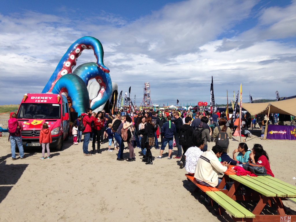 YMorselli's tweet photo. @VisitDublin #perfectweather #perfectatmosphere #battleforthebay #DollymountStrand #happydays #beach https://t.co/MmFZd0d6yr