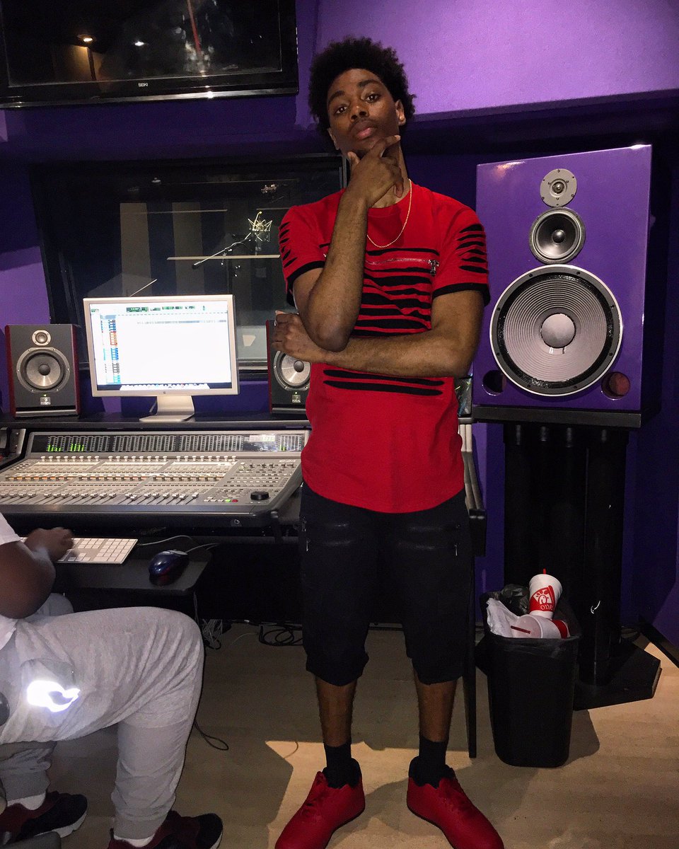 its205navi's tweet image. Studio action 🎤