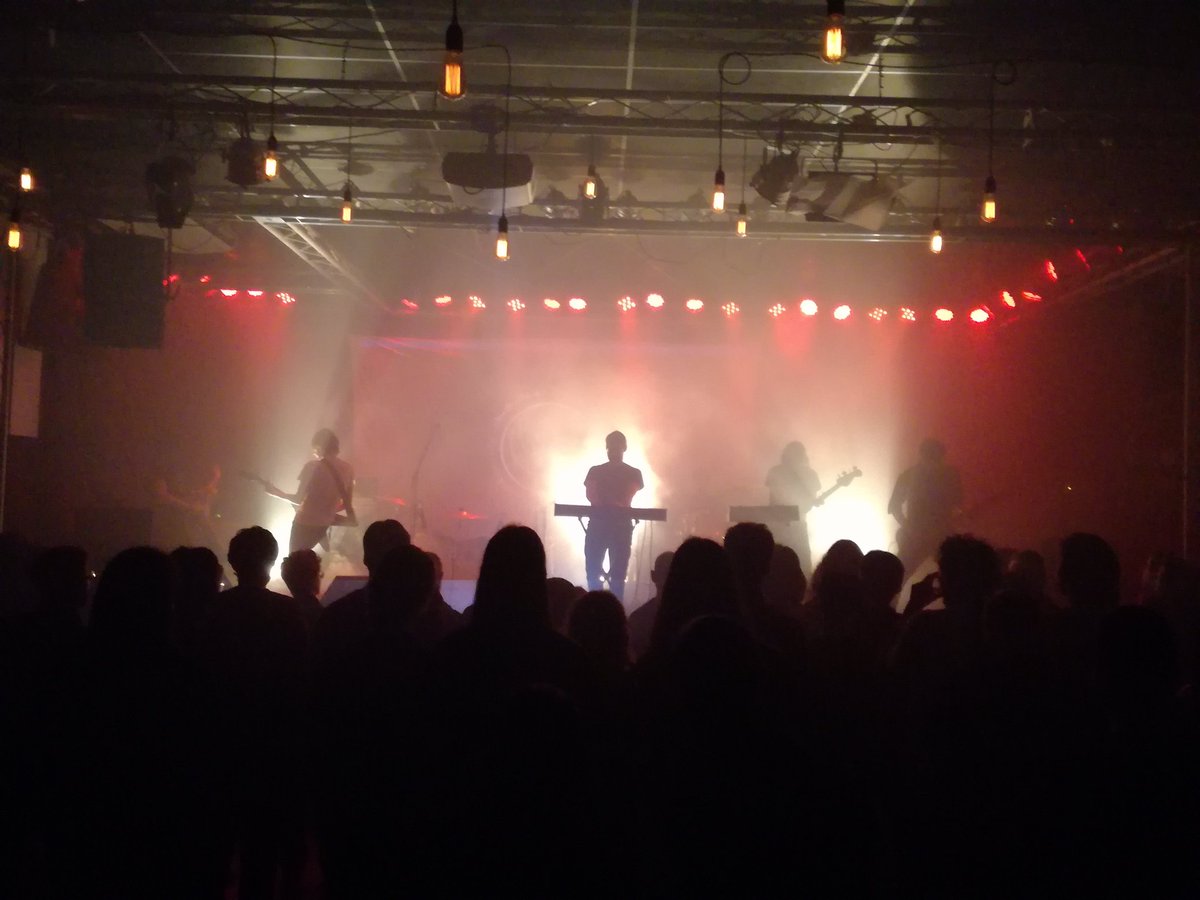 Los esperadísimos #YearOfNoLight empiezan fuerte con su sonido abrumador 💜 #VitruvianFest2017