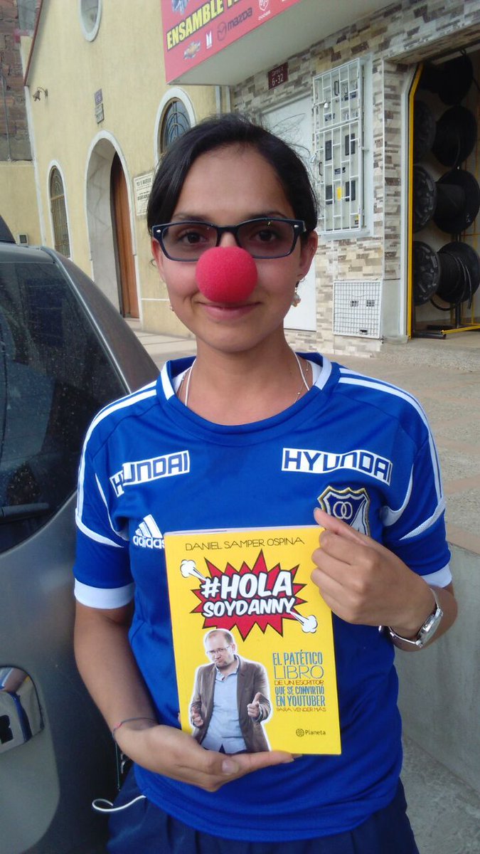 nicol0194's tweet photo. #MasValePayasoQueUribista... Ojalá pronto pueda poner su rubrica en mi #PutoLibro @DanielSamperO https://t.co/5ZIyRxEHnn