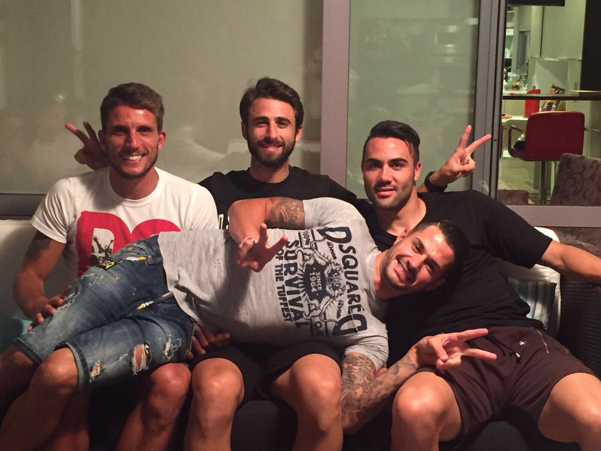RarrochaR's tweet photo. @nicopareja21 No son capitanes, ni siquiera futbolistas... Son 4 amigos. https://t.co/8YV78WPfvv