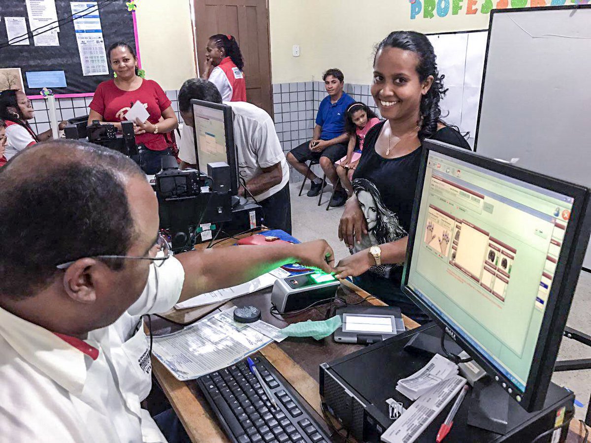 Duartejr7070's tweet photo. Dona Maria, 30, do povoado Lagoa dos Ciganos, não precisou pagar passagem p/ emitir seus documentos na #CaravanaGovernoDeTodos em #Anapurus https://t.co/Td72yuVUDU