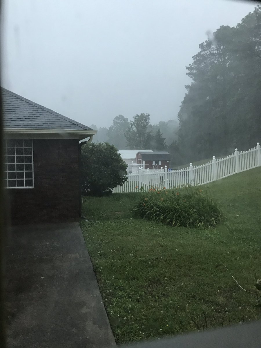 tjazz56's tweet photo. Wowowowowow. Wind suddenly changed from the north to out of the south and there's lots of lightning, hail and powerful winds. #WaffWeather https://t.co/PLelQvifl0