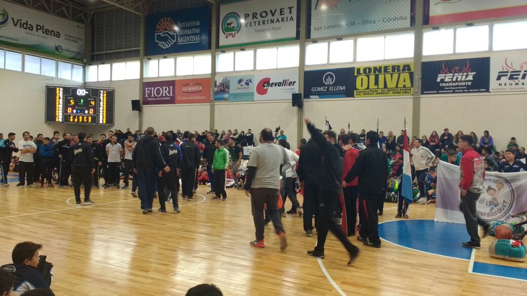 basquetFBPC's tweet photo. 🏀 #TatáFlores #EncuentroDeMini Imágenes del cierre de un día inolvidable para cientos de niños de toda la provincia. ¡Qué lindo es el Mini! https://t.co/6diftPIvJz