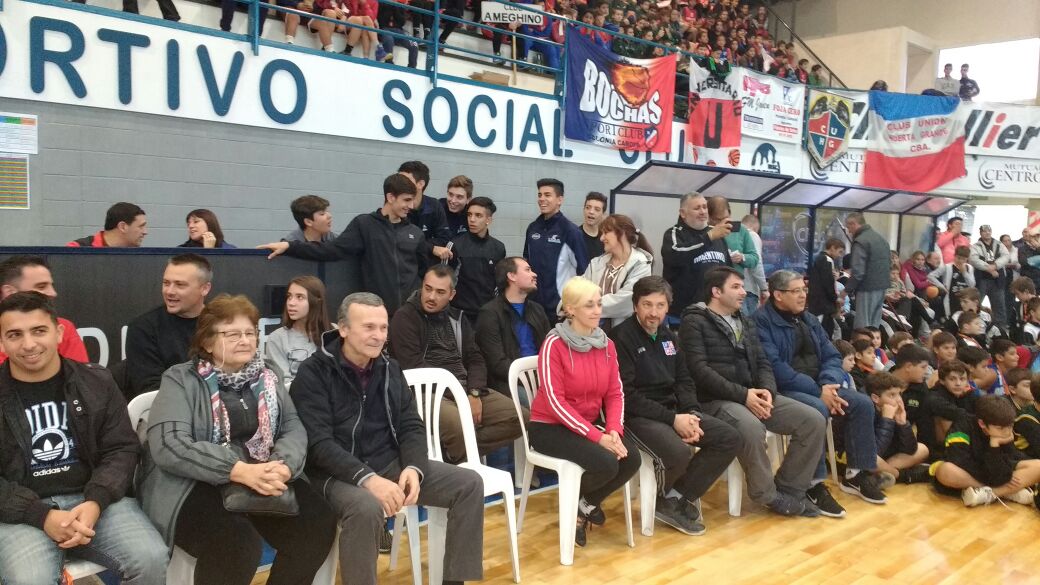 basquetFBPC's tweet photo. 🏀 #TatáFlores #EncuentroDeMini Imágenes del cierre de un día inolvidable para cientos de niños de toda la provincia. ¡Qué lindo es el Mini! https://t.co/6diftPIvJz
