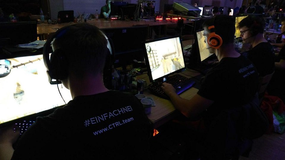 Im HF mussten wir uns <a href="/SpiidiCS/">Timo Richter</a> <a href="/maRkyBEASTT/">Markus Reitenbach</a> <a href="/ManagerCSGO/">Christian Lenz</a> @Sliverlegrand @dominikkkcsgo nach 2 Maps geschlagen geben. GGWP Jungs!#einfachnei