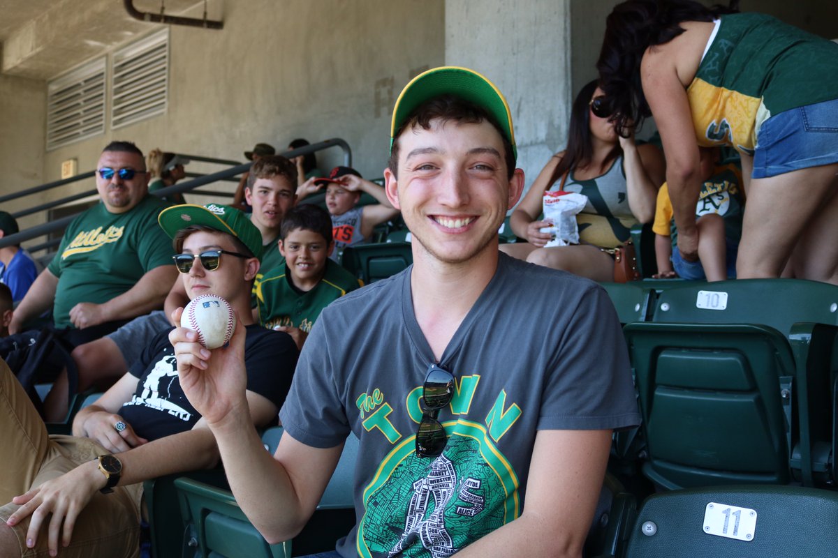 Athletics's tweet photo. Zach Kuykendall of Merced retrieved Pinder's monster homer. Giants fan contemplates his allegiances.
#RootedInOakland https://t.co/usIxjVvxTm