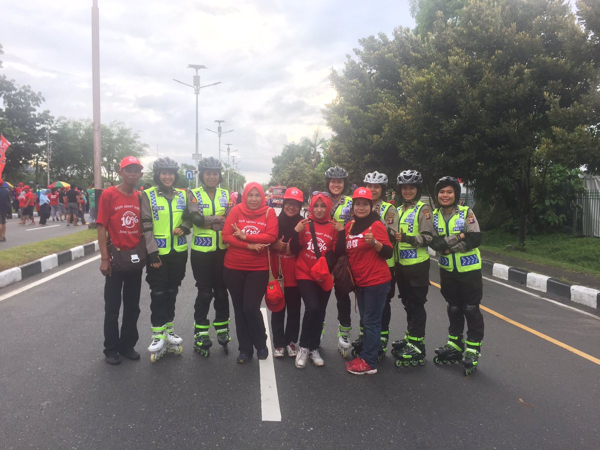 BPN - Pose para peserta Fun Walk bersama para Polwan. #BPNpotong10persen #potong10persen
