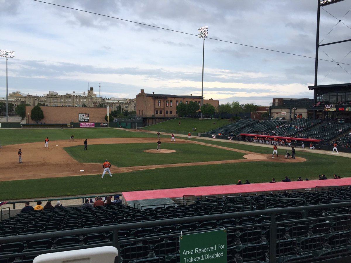lil_nikks's tweet photo. Turned out to be a nice night for a #ballgame! Let's go @jolietslammers!! #slammertime #baseball #sports https://t.co/N5u4i4LICq