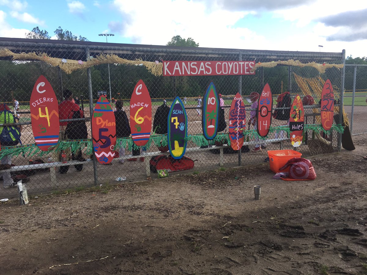 dragoocrew's tweet photo. We are rockin the dugout decor!! Aloha baby!! @HawaiianHitfest #kansascoyotes11AA https://t.co/mezpjSc5Ex