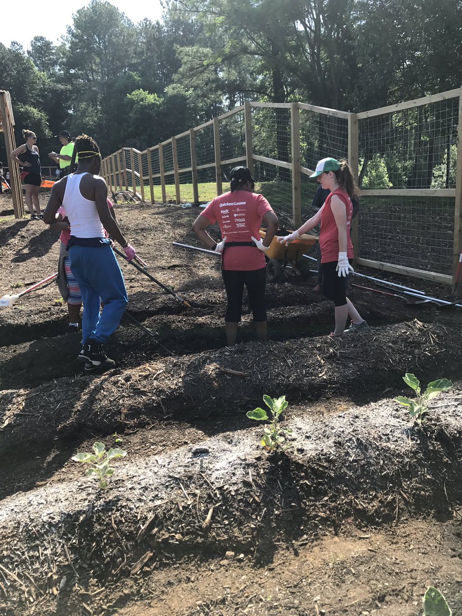 BrendaC71845918's tweet photo. West Blvd coalition moving forward with Seeds of change initiative with our youth Thanks to Quicken loans volunteers https://t.co/yJCceG52wv