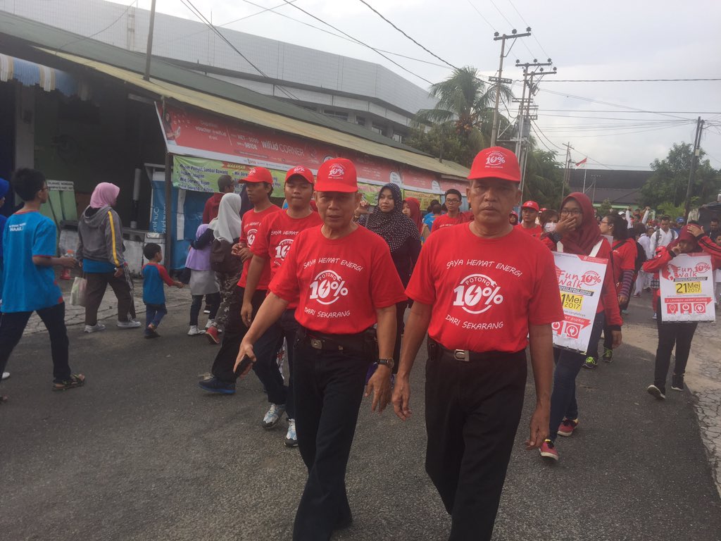 KementerianESDM's tweet photo. BPN - Para peserta kampanye yg tak kenal usia &amp; jenis kelamin. Semua berpaur mengingatkan pentingnya hemat energi #BPNpotong10persen https://t.co/yshU1NeYWj
