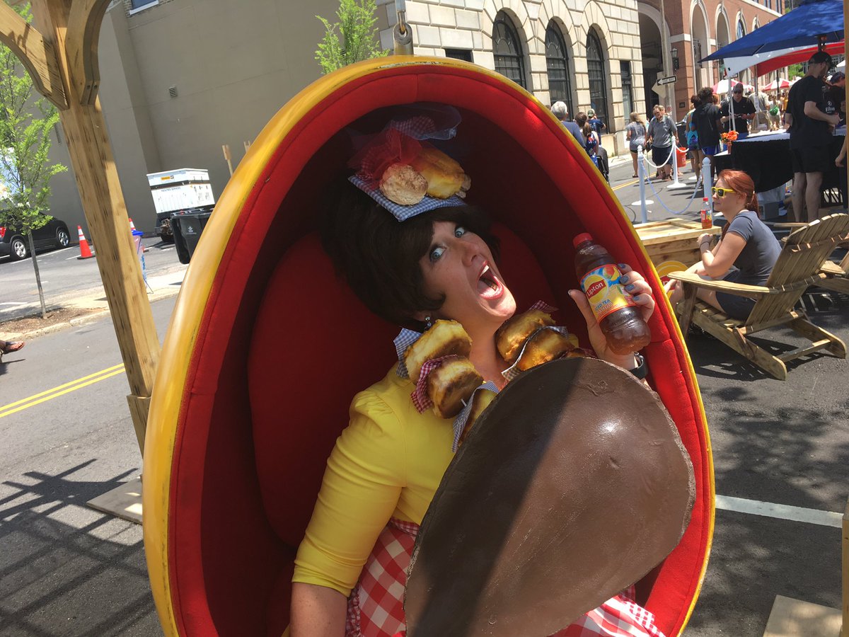 I'm Ma Schnickens and this <a href="/Lipton/">Lipton Tea</a> mango lounger is amazing! Thanks for coming to <a href="/biscuitfest/">Biscuitfest</a> again! Great hospitality today! #knoxrocks