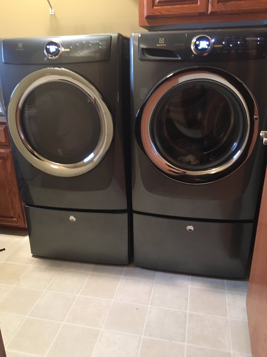 StephGDostal's tweet photo. Happiness is . . . A shiny new pair @Electrolux #NEFurnitureMart #makelaundrygreatagain https://t.co/XxIimB4Lrh