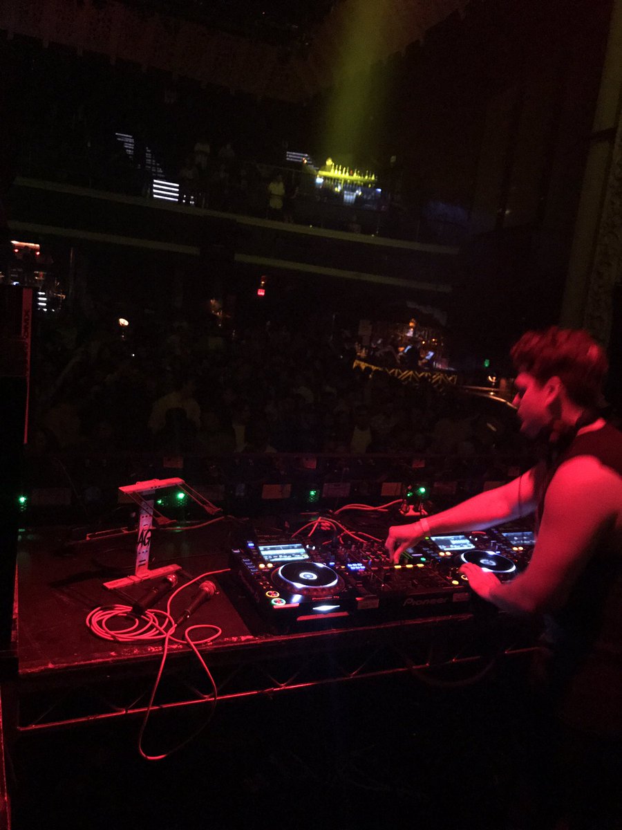 DoLA's tweet image. The man @JSTJR turning it up at @AvalonHollywood 🔥🔥 #controltakeover #maddecent #neversquaddown