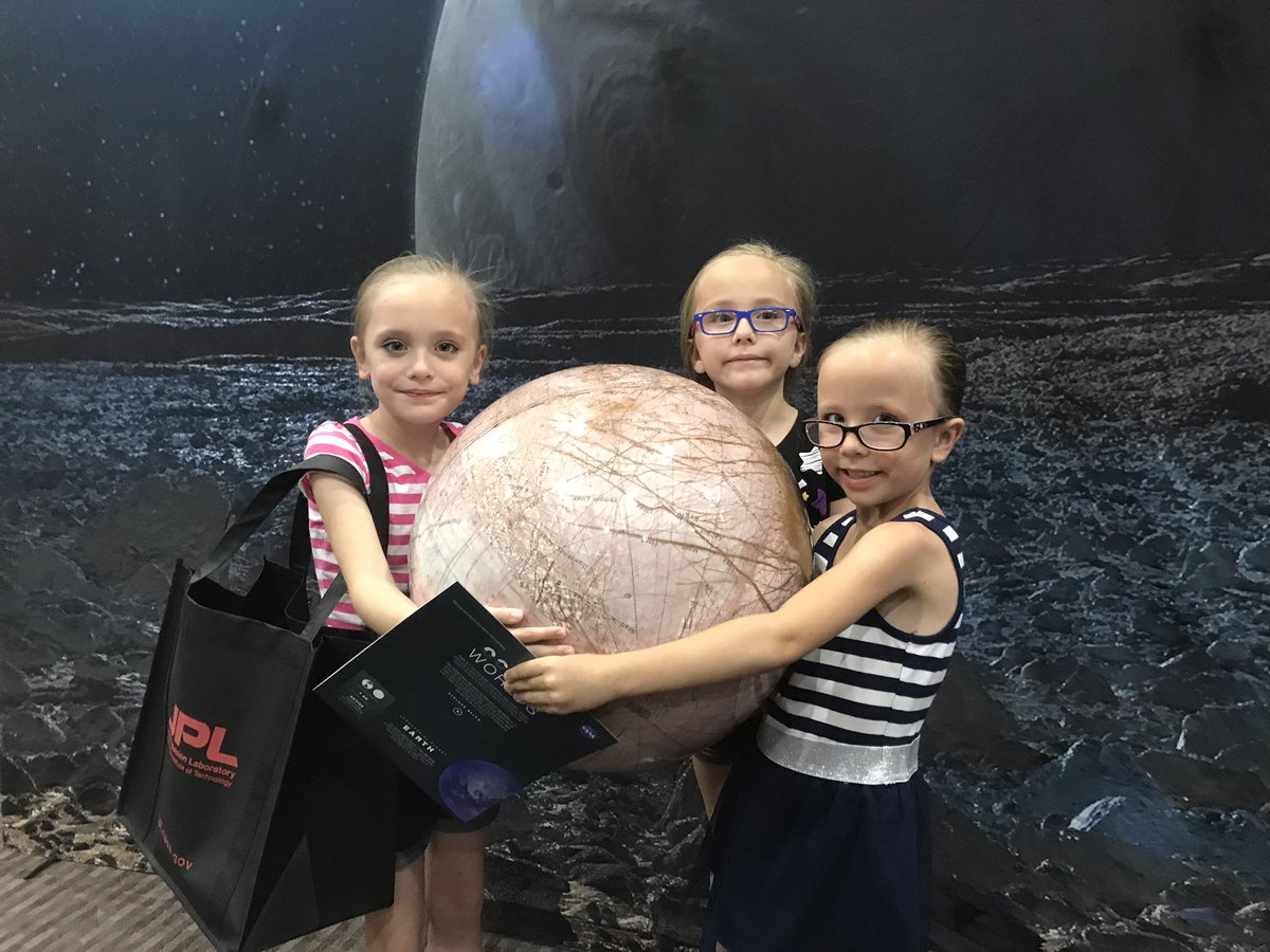 ProfMeganSmith's tweet photo. #JPLOpenHouse #MyGirlsIntoStem https://t.co/y4OgNs1DIv