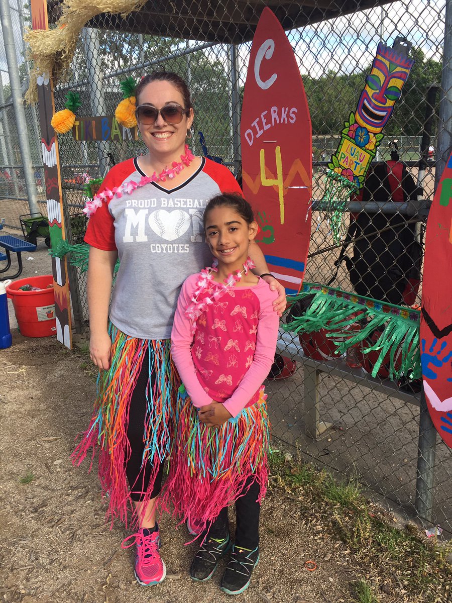 squizzle30's tweet photo. It's a family event @HawaiianHitfest. Here to support big brother #kansascoyotes11AA https://t.co/qQ3ge2CuHF