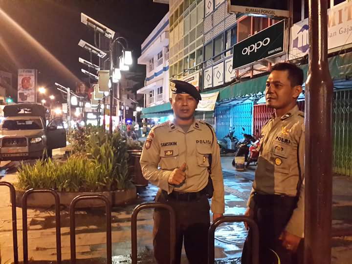 EmilNotonogoro's tweet photo. Terimakasih #TNI #Polri yg jaga keamanan #Pontianak
Tangkap preman yg berkedok agama
Smg #GawaiDayak b'jalan lancar @detikcom @PakatDayak https://t.co/o7qEGYa4gm