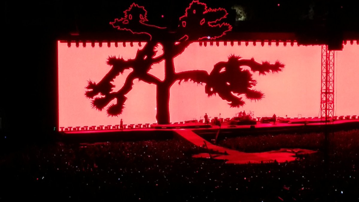 Rob_Petch's tweet image. Wedding summer continues with Stacey at the #U2TheJoshuaTree2017 concert!  #PetchPerfect2