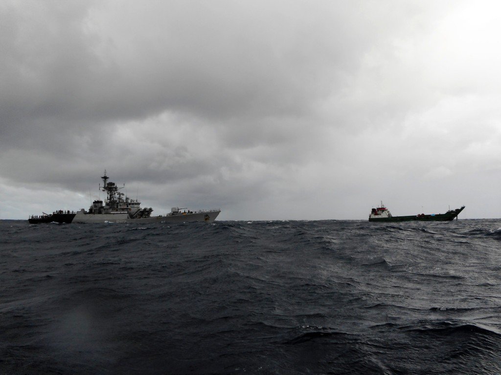 indiannavy's tweet photo. @HQ_IDS_India @IAF_MCC @PMOIndia @DDNewsLive @airnewsalerts @airdefencenews @PIB_India @SpokespersonMoD @arunjaitley #SAR Msl Corvette INS Kirch rendering assistance to Maldivian Landing Craft #Maria3. The vessel was reported missing by MNDF 1/n https://t.co/CYNZpozi5D