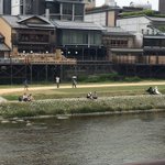 帝国軍も納涼中？鴨川でリア充に交じってとんでもない二人組がいる!
