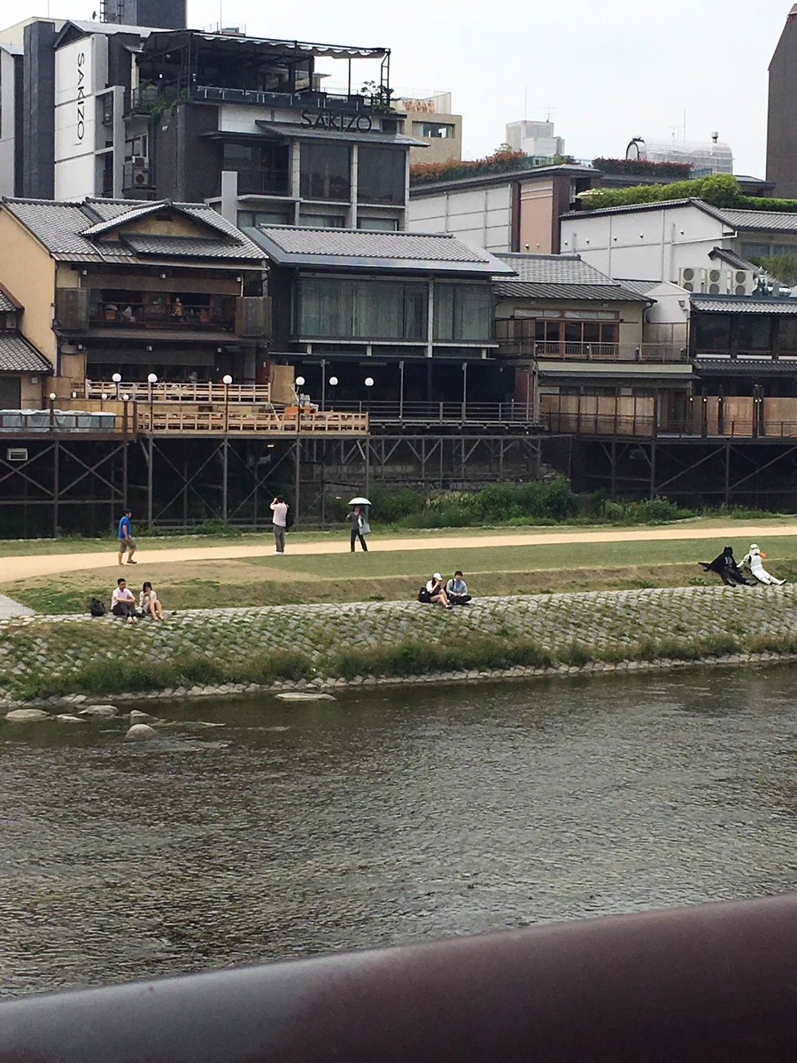 帝国軍も納涼中？鴨川でリア充に交じってとんでもない二人組がいるｗｗｗ