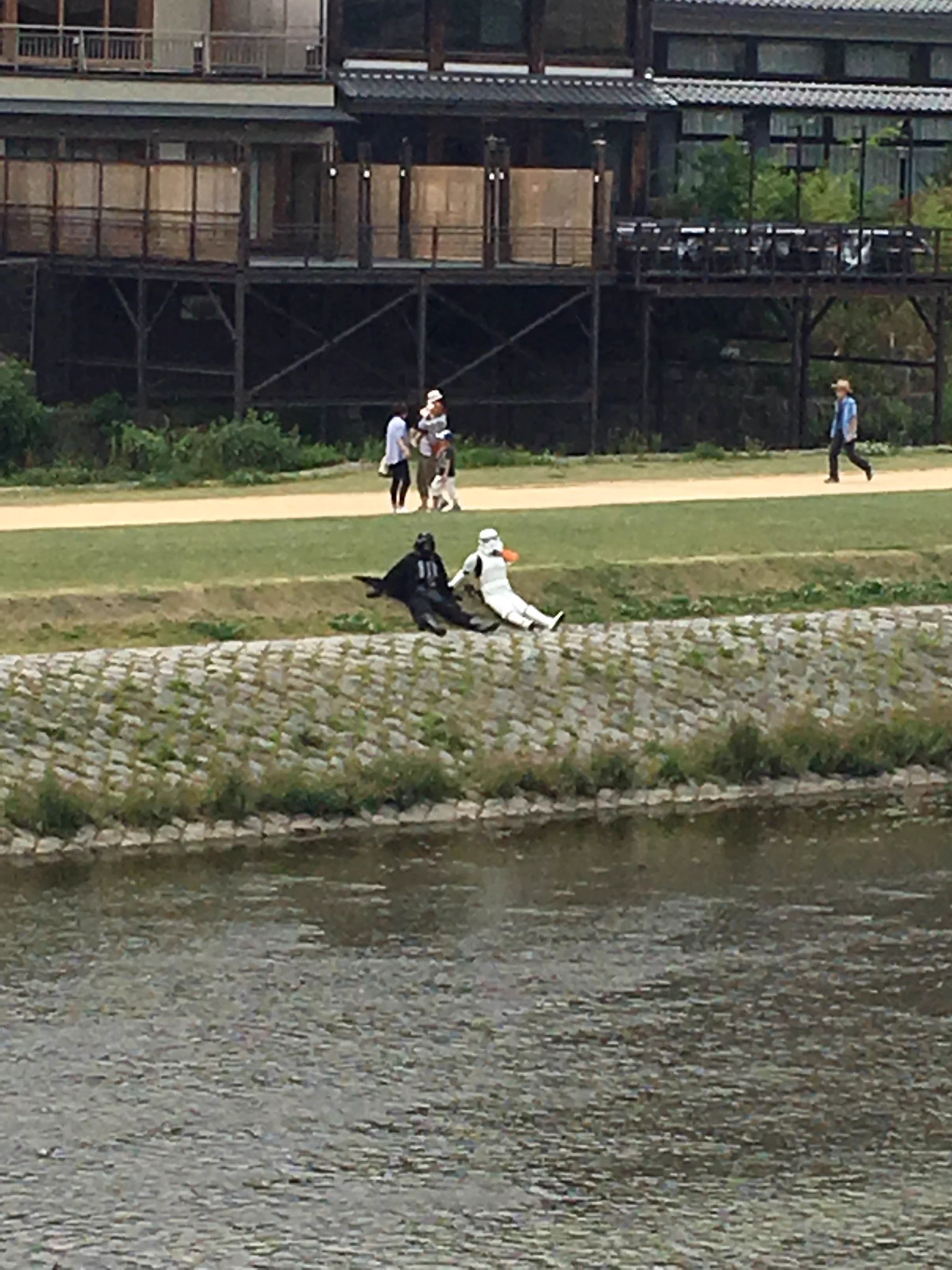 帝国軍も納涼中？鴨川でリア充に交じってとんでもない二人組がいるｗｗｗ