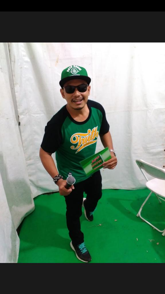 RickoWhite's tweet photo. @SharksClothing ...selalu jadi pilihan utama saat ngeHost #musafirEvent #host #Host24jam https://t.co/ixjuO1SQzi