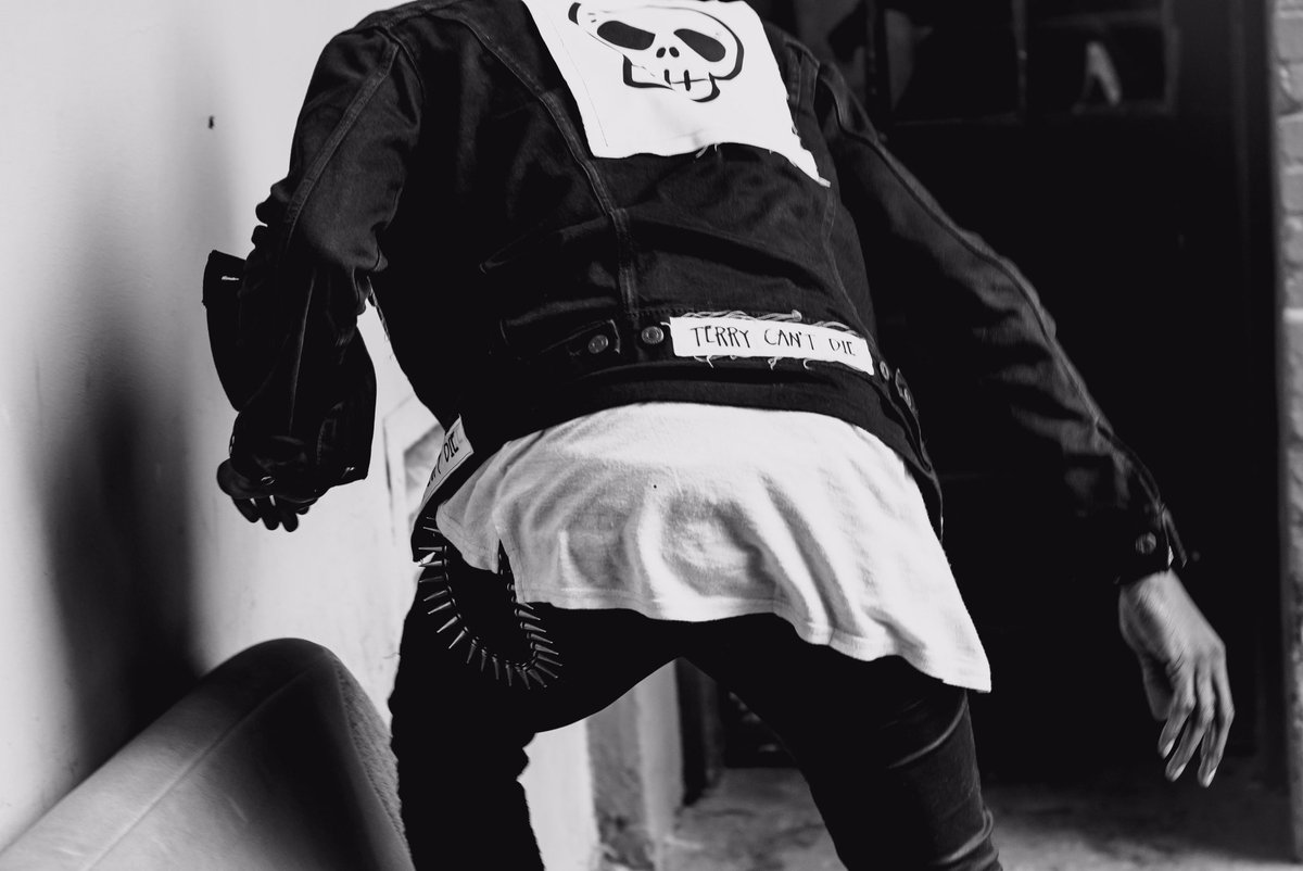 SwampLandFGC's tweet photo. We just released the SS17 #TERRYCANTDIE Merch &amp; Look book❗️ Cop sumn 🚯🐊 https://t.co/SEpnC7t8h4 https://t.co/0oXugyIpmI