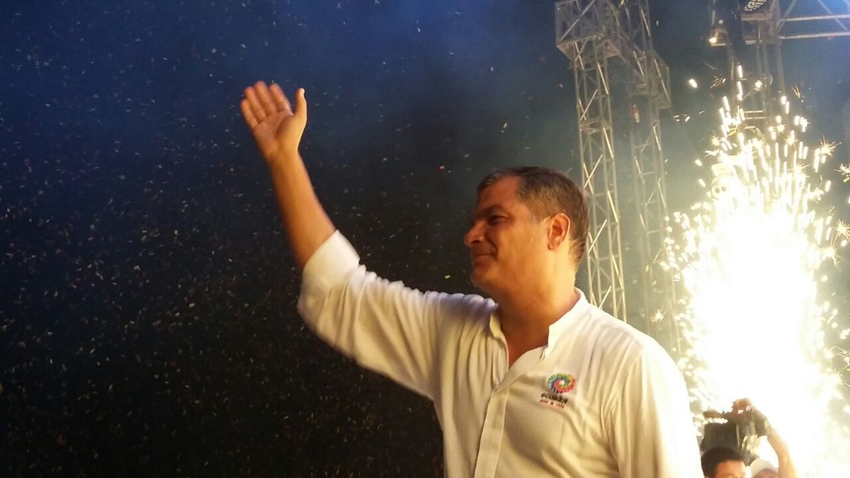 ElCiudadano_ec's tweet photo. "Me voy como llegué: ligero de equipaje", @MashiRafael #FestivalRC https://t.co/zxd0ytgoJ2