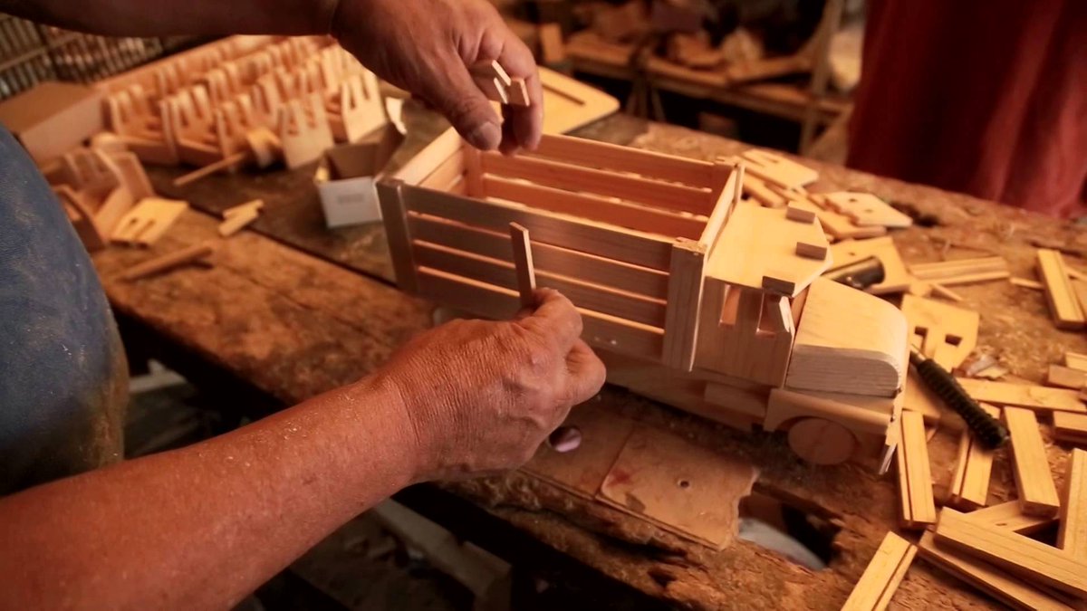 Hablamos con #ManuelMorgade, que fabrica juguetes de madera en su @escobarturismo natal, una pasión que descubrió de grande