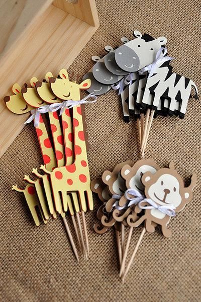 There's something about nursery monkeys 🐵 + giraffes that makes us swoon over baby party decorations // See more: bit.ly/2pIXbZS