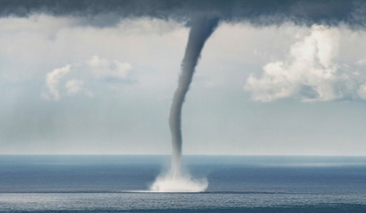 ncla1ere's tweet photo. Des tornades à Lifou pendant le #cycloneDonna. https://t.co/NrOSQMOU3e https://t.co/ATr5SjmfNP
