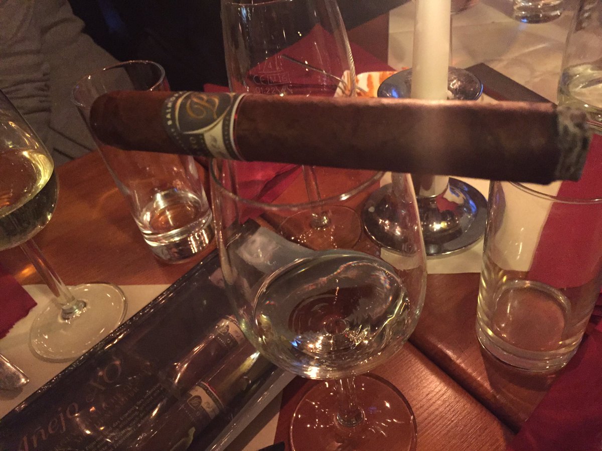 IFriedenthal's tweet photo. #friedenthal #cigar #vienna 😍😍 https://t.co/6zHmYQbBsl