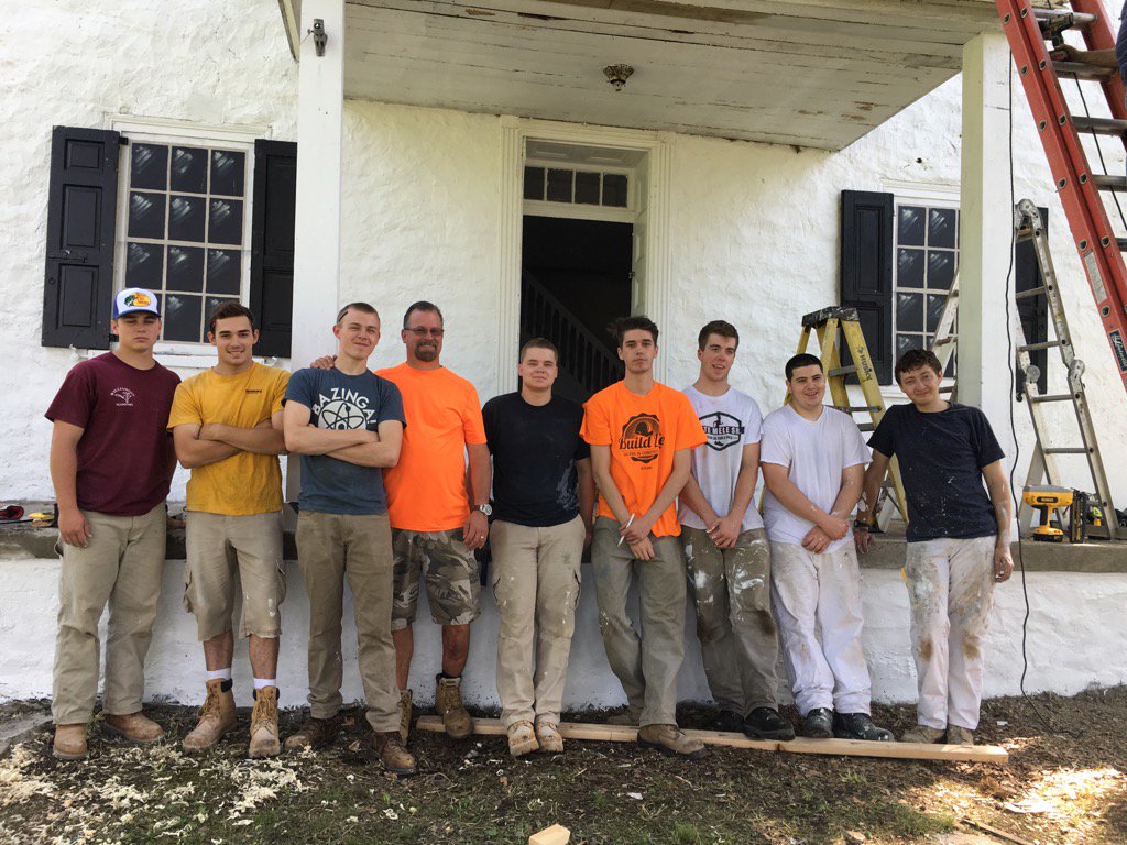 sem_826's tweet photo. SO to Williamson students -- outstanding work for Middletown Historical Soc. during Service Week #williamsonserves https://t.co/yuNNlYJ9Zy