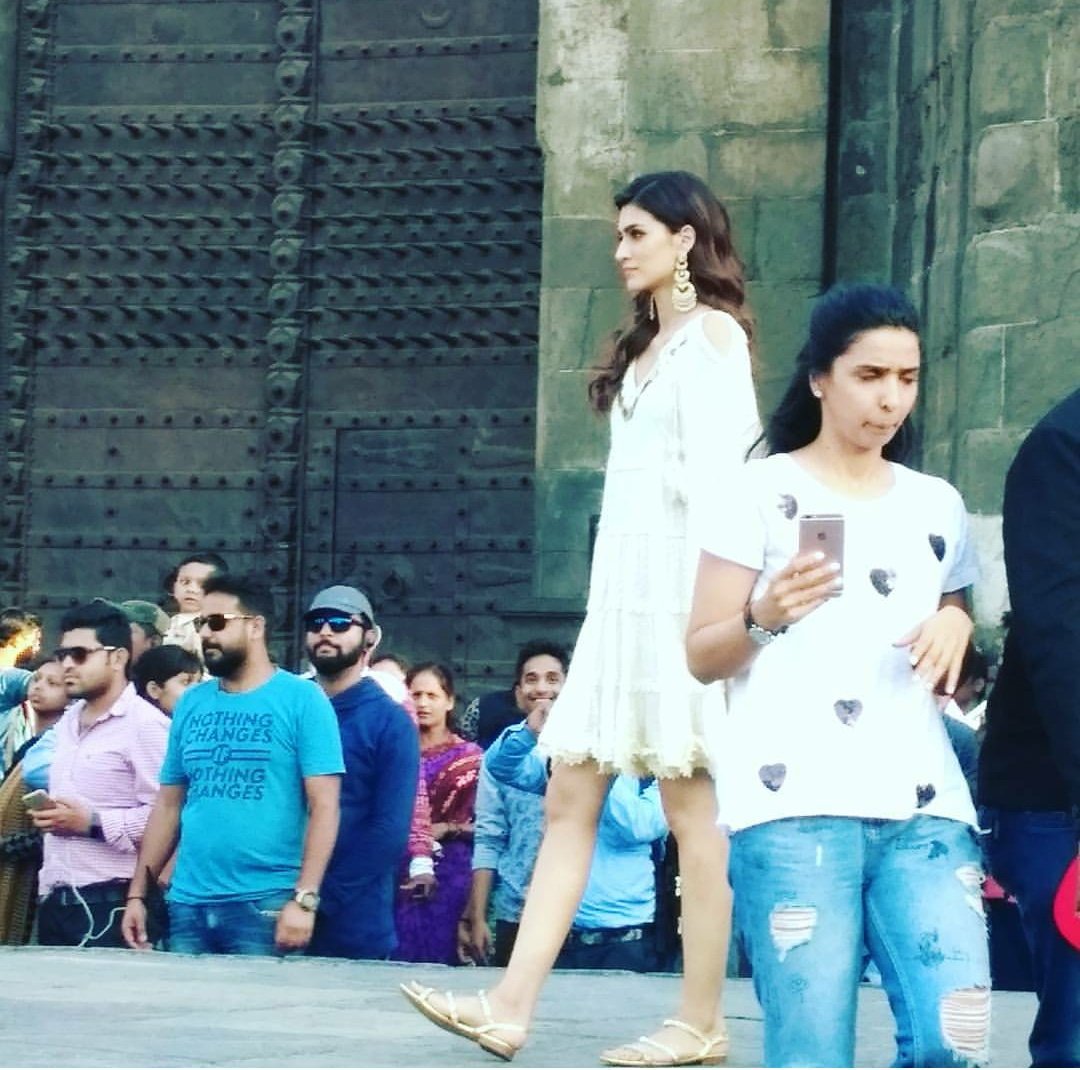 KritiAddict's tweet photo. Just look out for these adorable stills of #raabta promotions from Pune (shanivaar wada) 😘😘😘
@kritisanon @itsSSR https://t.co/si7DI5AXYf