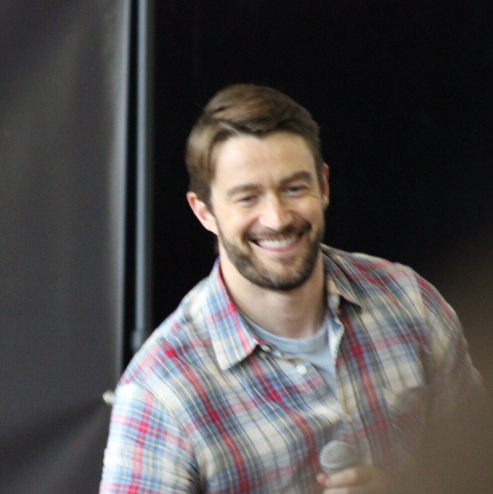 HoneyKalkins's tweet photo. @robertbuckley &amp; @StephenColletti panel 🎸🎸 #rtth5 @EyeCon3000 #oth https://t.co/lWpab6rpV3