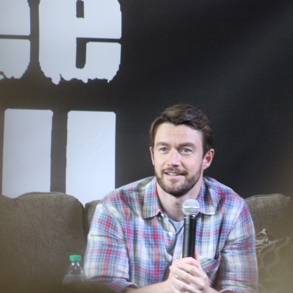 HoneyKalkins's tweet photo. @robertbuckley &amp; @StephenColletti panel 🎸🎸 #rtth5 @EyeCon3000 #oth https://t.co/lWpab6rpV3