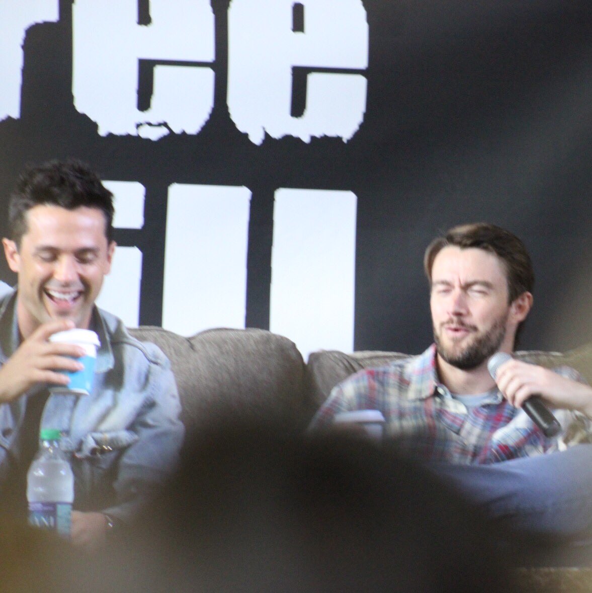 HoneyKalkins's tweet photo. @robertbuckley &amp; @StephenColletti panel 🎸🎸 #rtth5 @EyeCon3000 #oth https://t.co/lWpab6rpV3