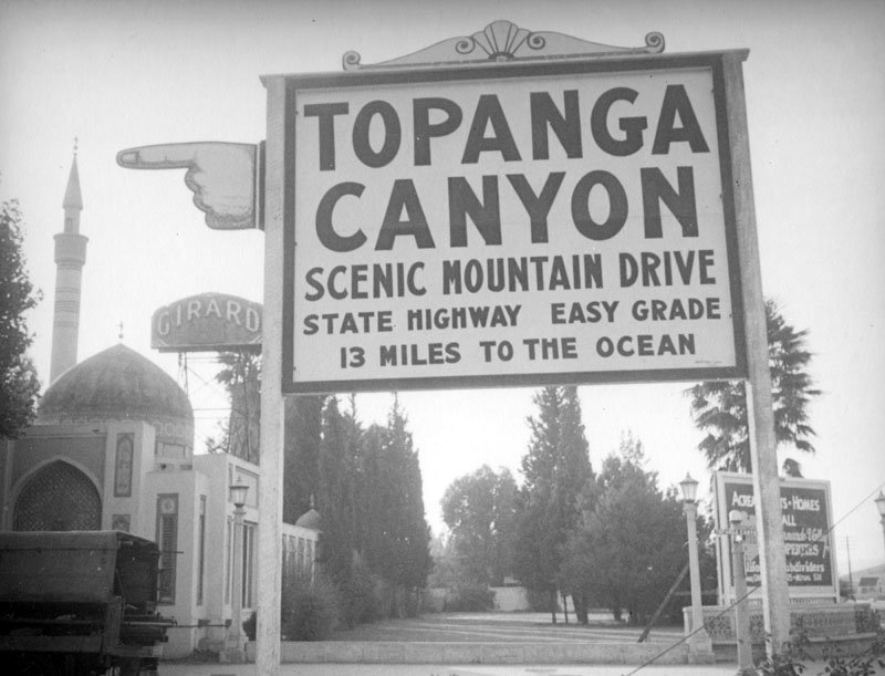 EarlyLosAngeles's tweet photo. (1938) A sign in front of the minaret &amp; rooftop dome of Girard. Topanga Canyon Blvd. (HWY. 27) still enters at Woodland Hills &amp; ends at PCH. https://t.co/FzzAYECV7f