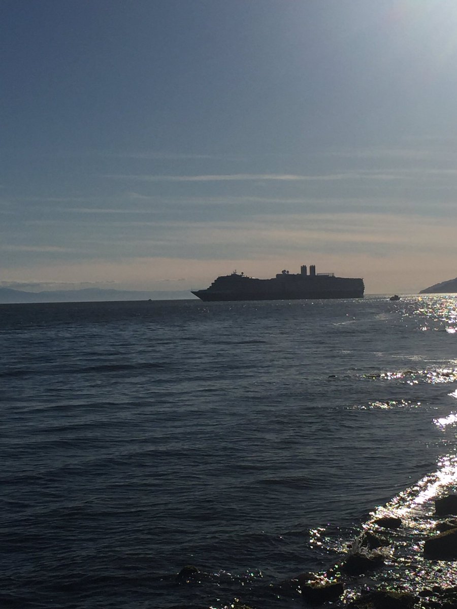 MeganDubs's tweet photo. Unusual to see a cruise ship stopped like this off #WestVan - Whatsup?! @NEWS1130 @PortVancouver https://t.co/LcNjl0t6pv