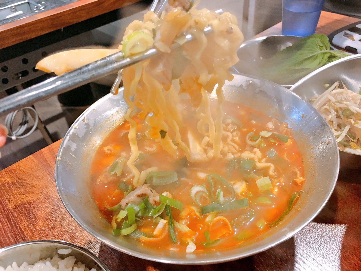 mukbangdiary's tweet photo. 신촌 장군 삼겹살! 가격은 삼겹살이 200그램 9천이었나 가게 말끔해서 일단 인상 굿이었음다 소스도 다양하게 주고 무엇보다 밥ㅋㅋㅋ진짜 많이줌ㅋㅋㅋㅋ 보통공기가 아닙니다 ㅋㅋㅋ 고기도 잡내 없이 좋았고 같이 시킨 짬뽕라면이 의외의 히트템.. https://t.co/pmNnScO5nZ