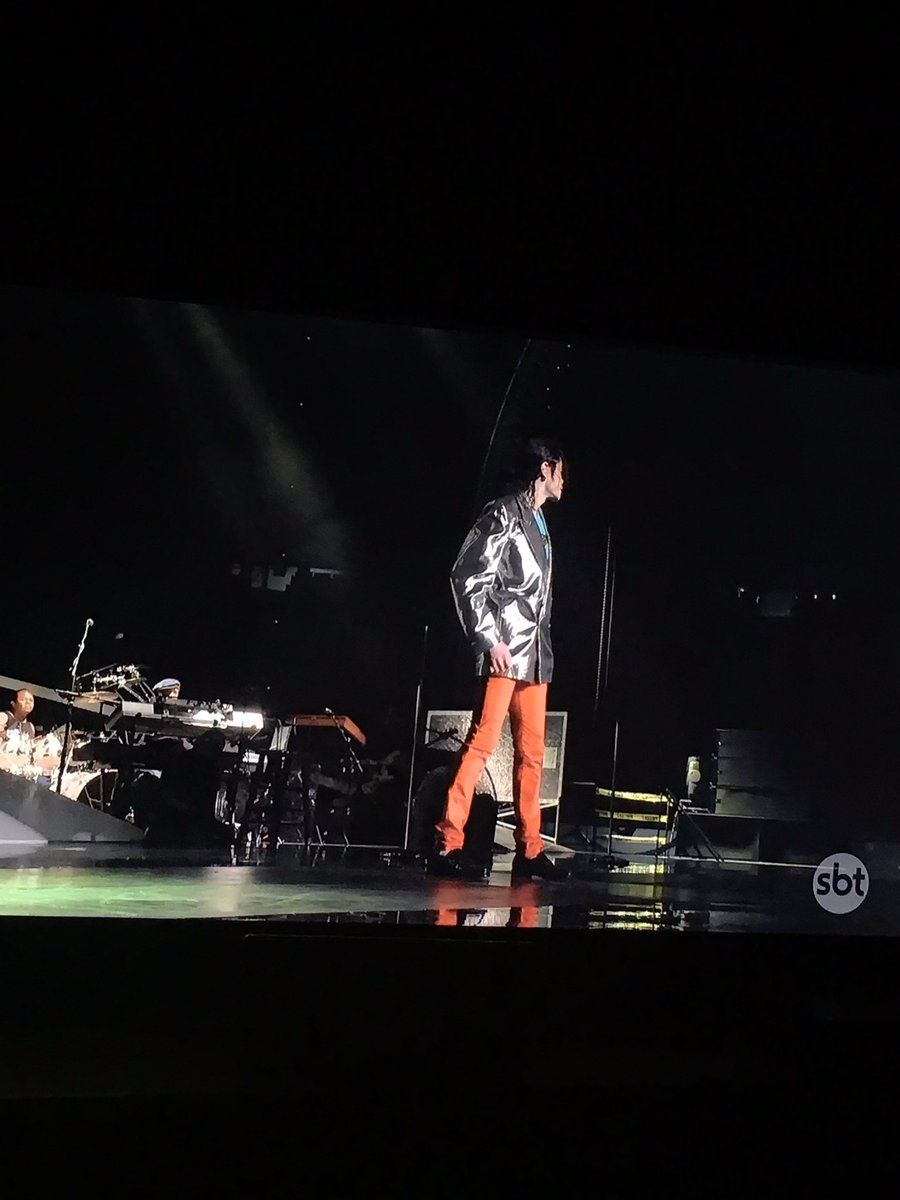 collapsess's tweet photo. olha eleeeee #MichaelJacksonNoSBT https://t.co/eHS6cTeOR2