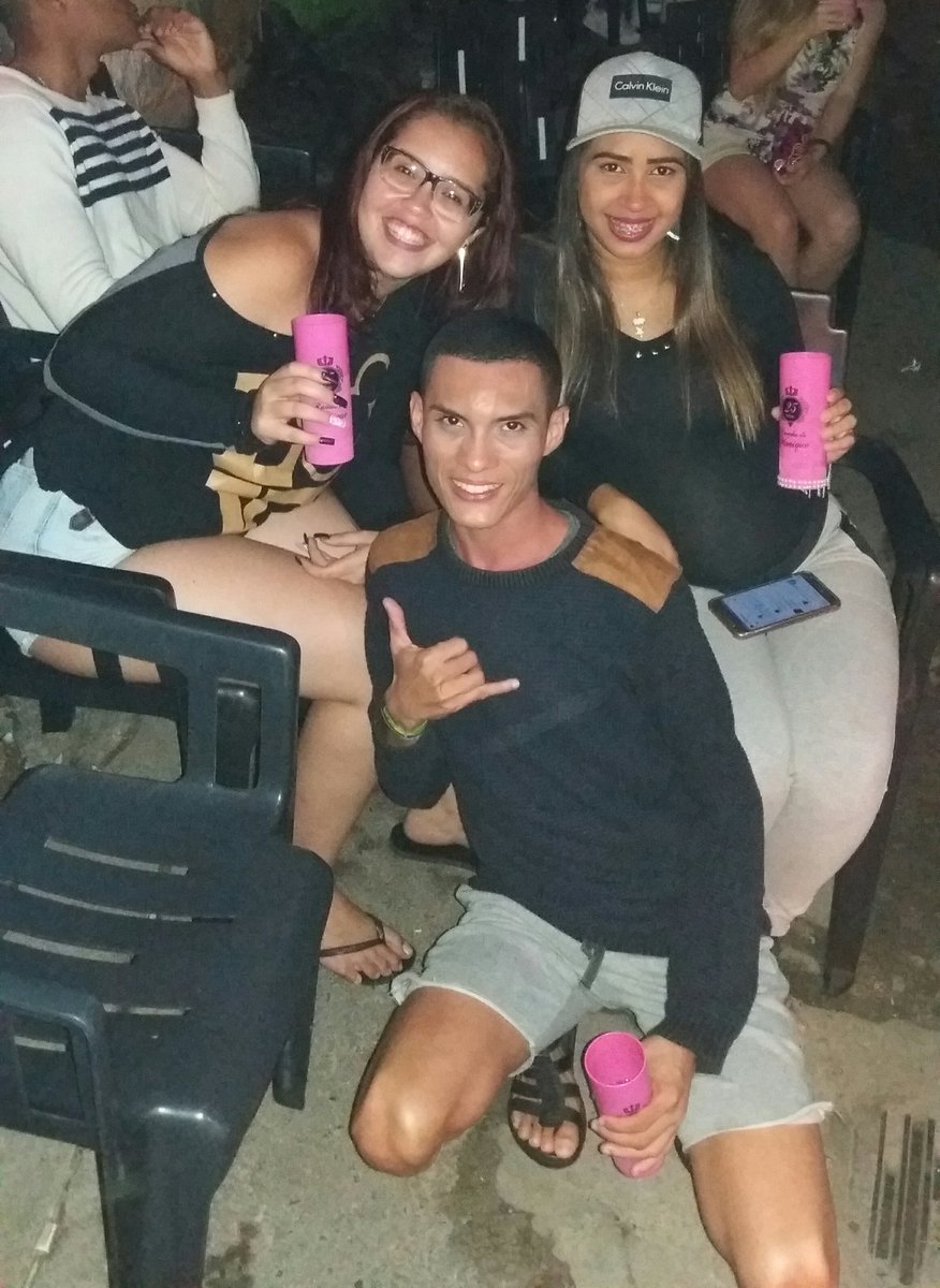 dannnysilva18's tweet photo. Pela resenha da Amiga .❤💃🎶👭
#Desmp
#Amigos https://t.co/RyHhPLqEaP