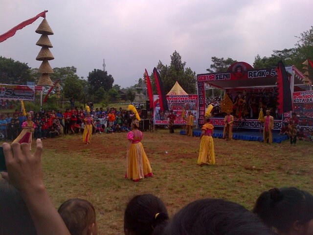 TampilanSeniReakSinarPusakaDiacara "GebyarSeniReak-5"HariKe2 <a href="/ridwankamil/">Ridwan Kamil</a> @DISBUDPAR_BDG <a href="/kennydewi/">kenny dewi kaniasari</a> <a href="/Sigitiskandar77/">sigit iskandar</a>