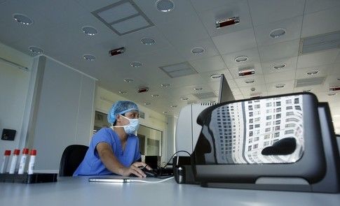 wef's tweet photo. These smart bandages could revolutionise how doctors treat you https://t.co/tAG5tZepLy https://t.co/oHJcoj07B8