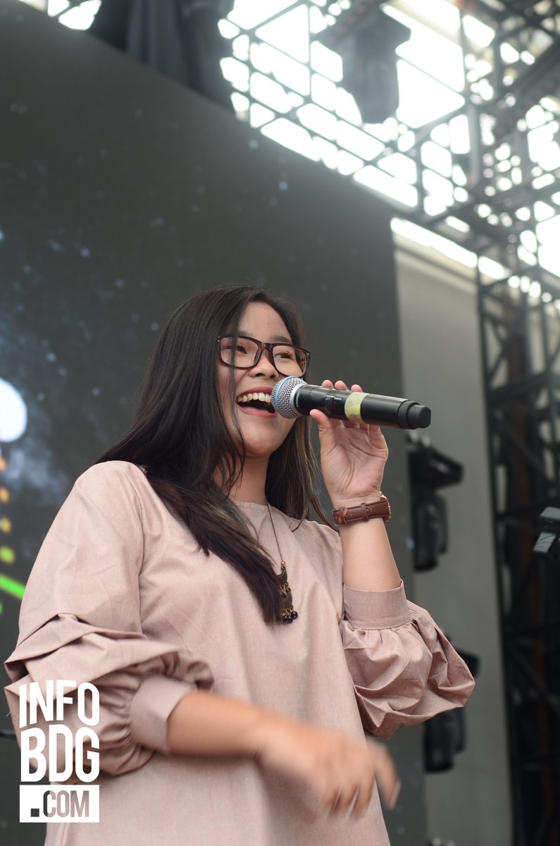 infobdg's tweet photo. Hayuu merapat ke Click Square, taruwit. #NgamplagFest udah dimulai. Penampilan pertama dari @RedPhoneMusic bikin suasana mulai seru! https://t.co/TL3a0fGmxn