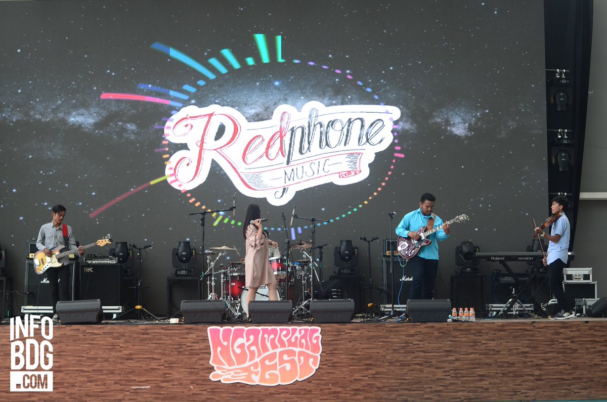 infobdg's tweet photo. Hayuu merapat ke Click Square, taruwit. #NgamplagFest udah dimulai. Penampilan pertama dari @RedPhoneMusic bikin suasana mulai seru! https://t.co/TL3a0fGmxn