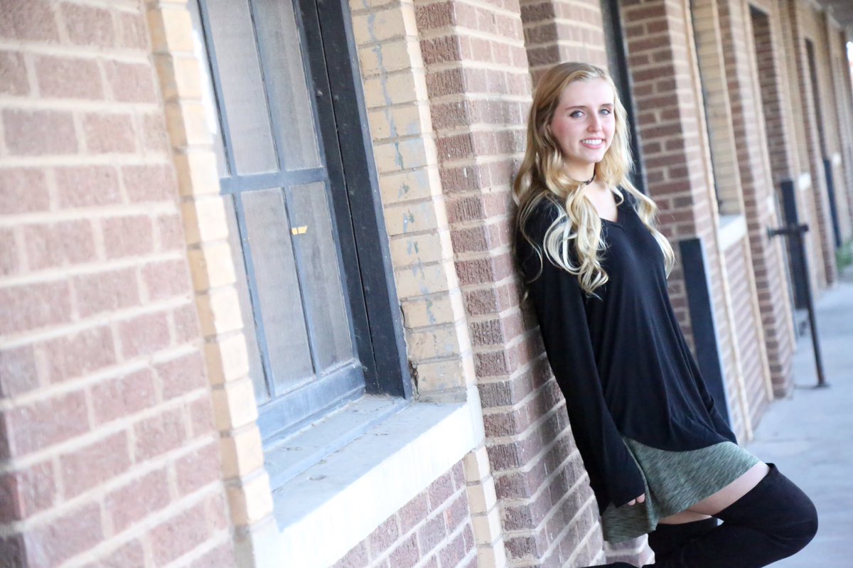 hannahtawney's tweet photo. ONE WEEK🎓 https://t.co/P9XxbWmZVZ