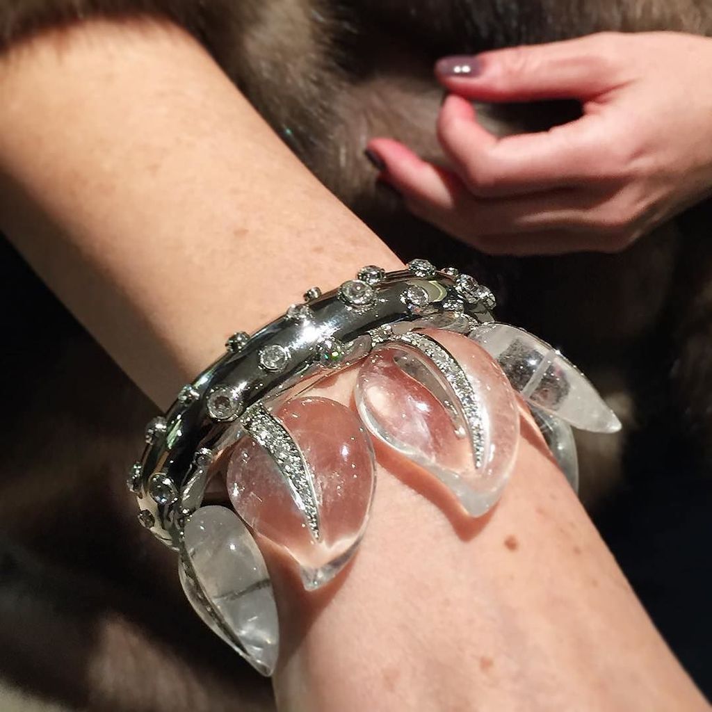 bijouxreview's tweet photo. #Repost @belperron ✨
The regal #leafcoronet cuff makes its debut at #TEFAF2016 #Maastricht #mystyleismysignature https://t.co/DokSXAh6SI https://t.co/Q6nJMdkWF8